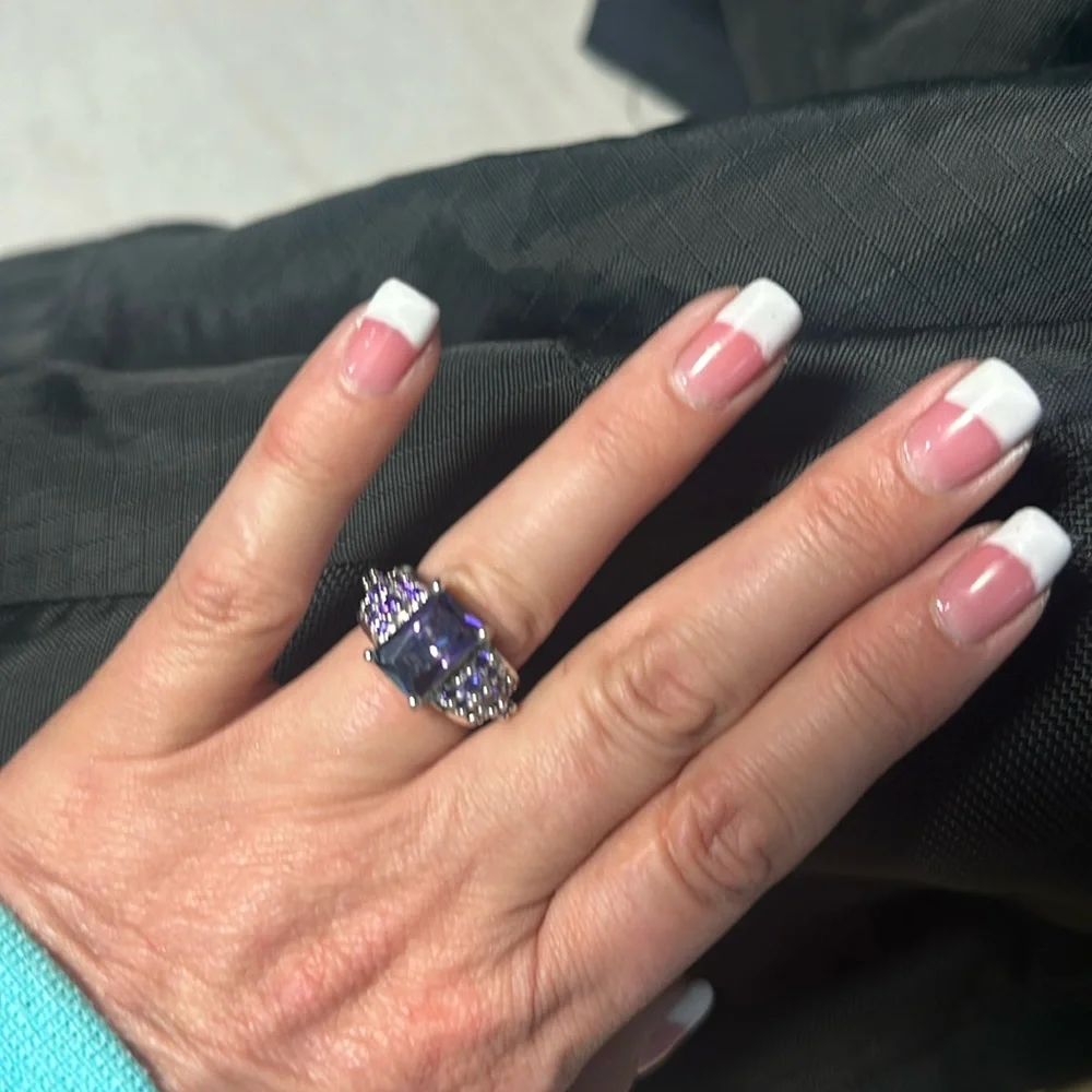 Pretty emerald cut gemstone ring - Picture 1 of 4
